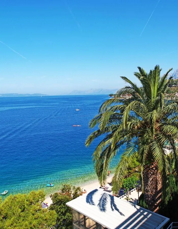Pogled na šljunčanu plažu i Jadransko more iz Podgore